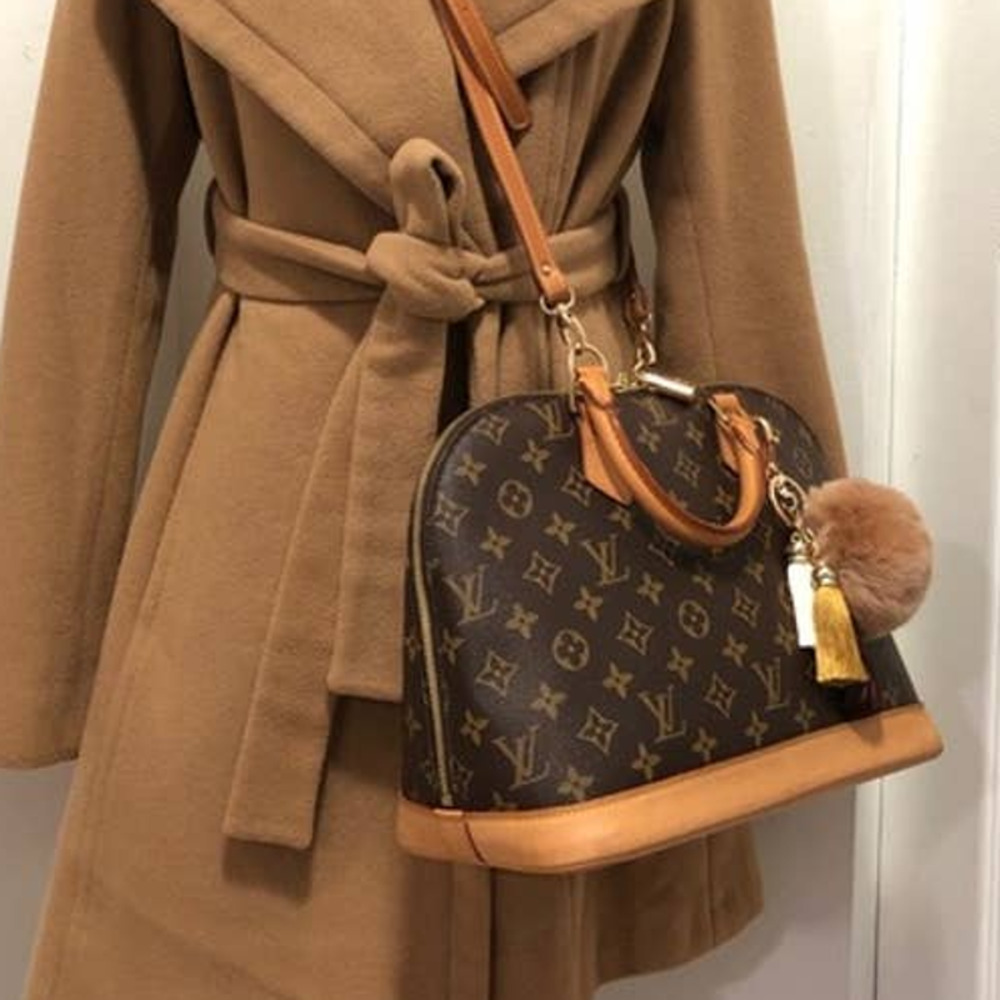 💎✨BEAUTIFUL✨💎Authentic Louis Vuitton Handbag with strap W/ LOCK AND KEY!
